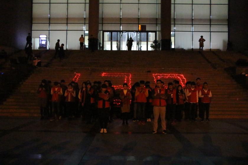 志愿者们正在激情地朗诵 志愿者们正在激情地朗诵